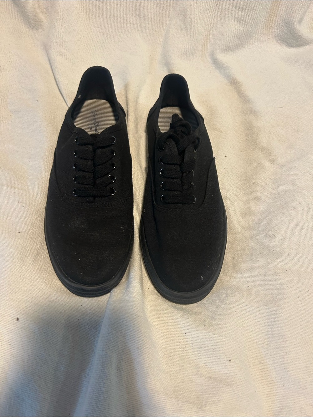 Universal Thread Women’s Black Canvas Low-Top Sneakers